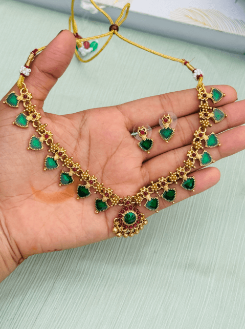 Stone Cutting Emerald Necklace & Earrings Set